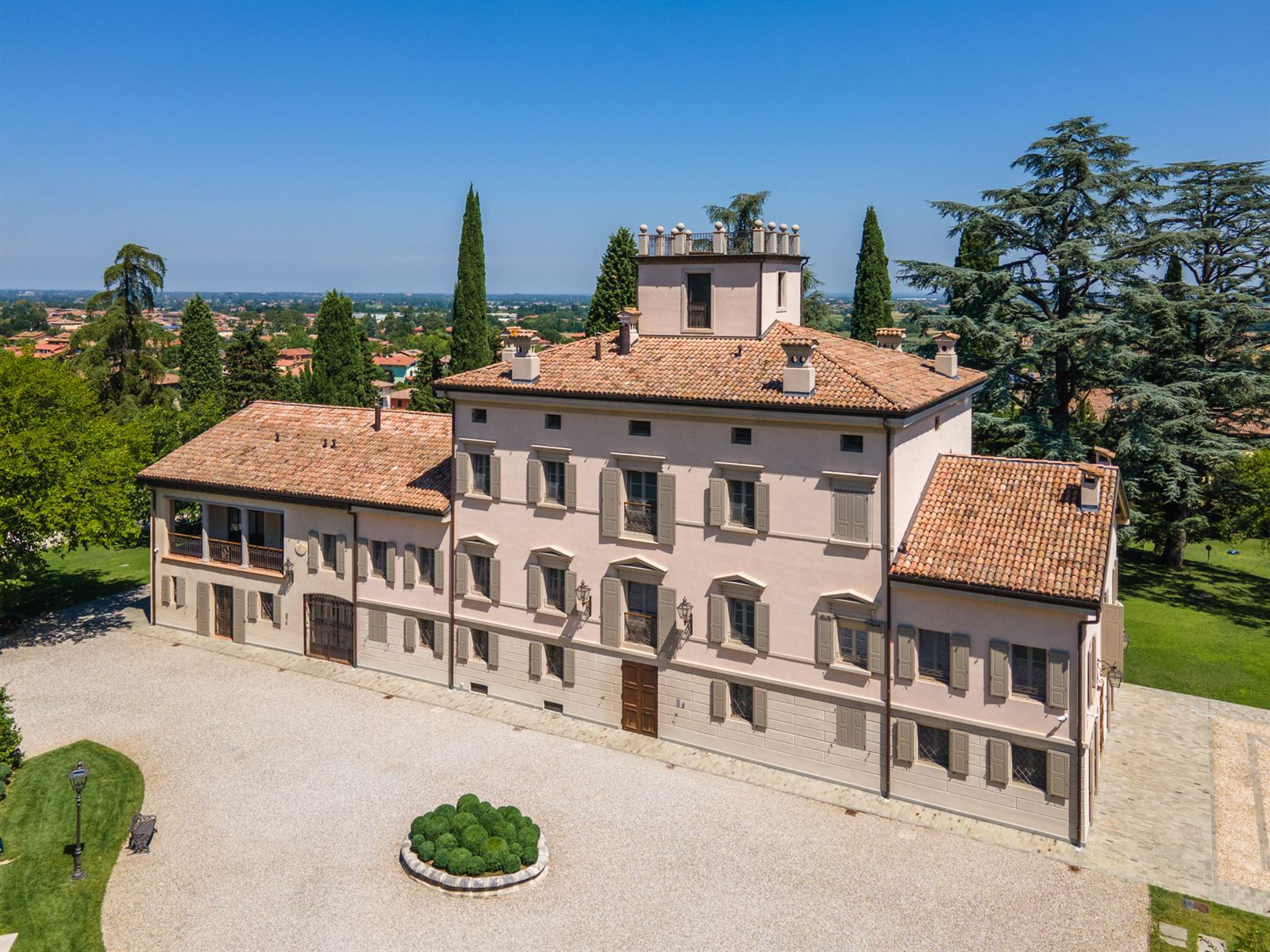 Villa di lusso in vendita a Quattro Castella (Reggio Emilia) con piscina e parco — Il parco e la piscina — 2