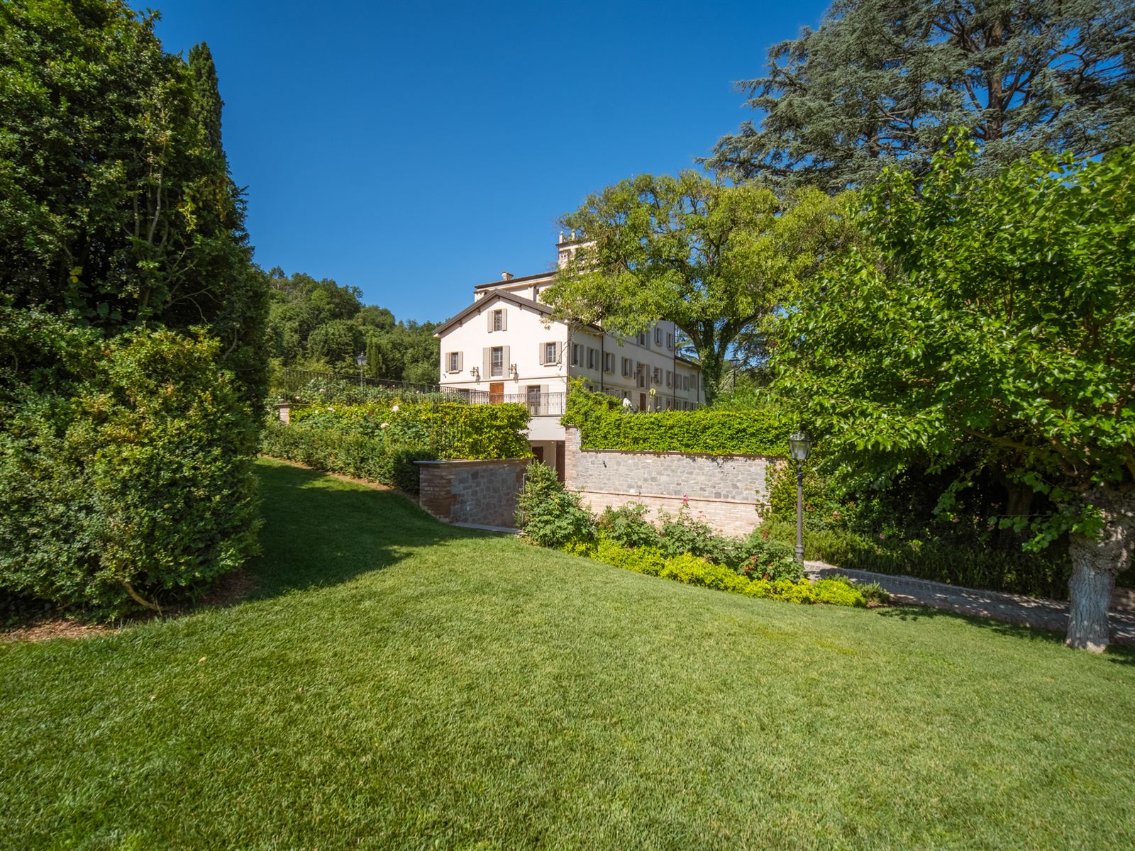 Villa di lusso in vendita a Quattro Castella (Reggio Emilia) con piscina e parco — Il parco e la piscina — 15