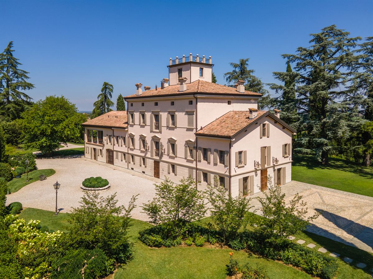 Villa storica con parco e piscina — Quattro Castella (RE)